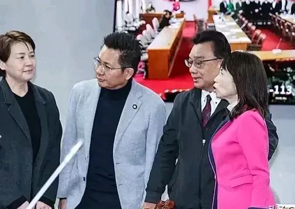 韩国瑜立院第一次开会，民众档被废票的陈昭姿声讨柯建铭，好朋友这么久竟然这样对我，