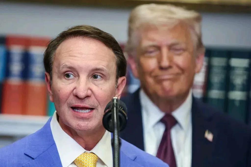 美国又想夺取格陵兰岛

美国总统特朗普21日任命路易斯安那州州长杰夫·兰德里为美