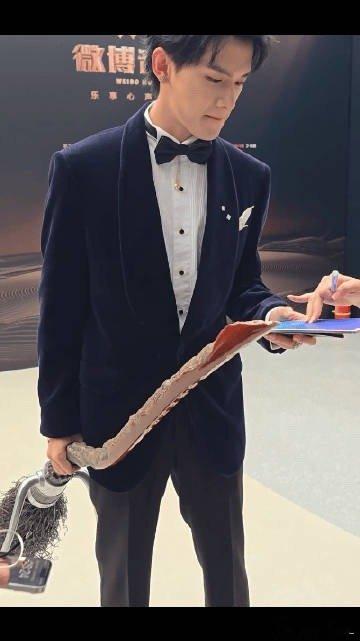 姚琛一把扫把藏了4年姚琛的扫把才是真爱！从2021跟到2024，这次盛典它必须拥