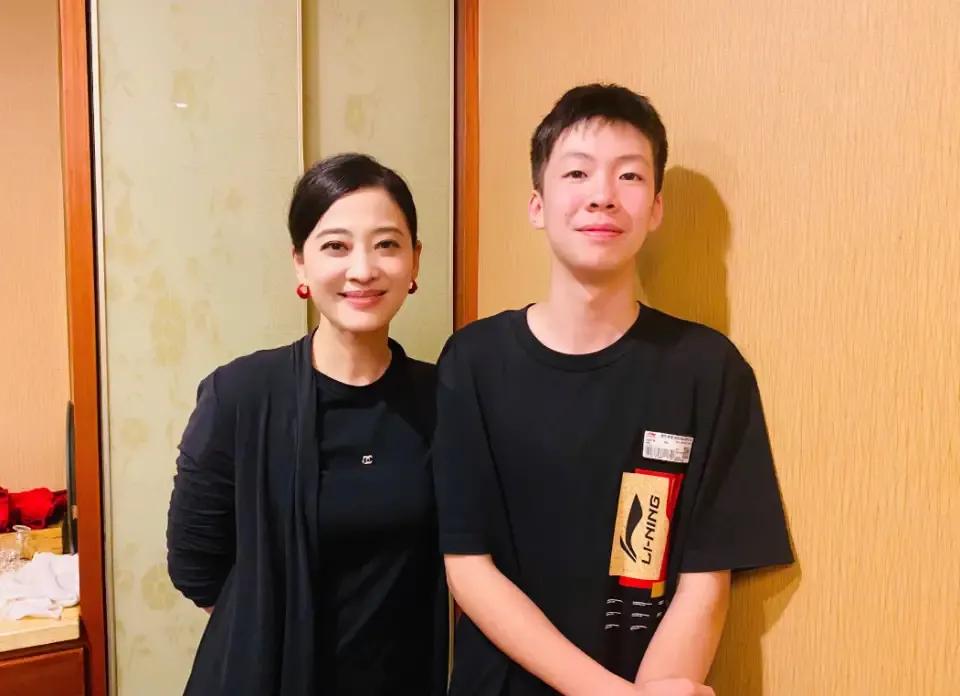 梅婷晒照为侄子中考加油，侄子高她半头身高近一米八姑侄俩超像！

       6