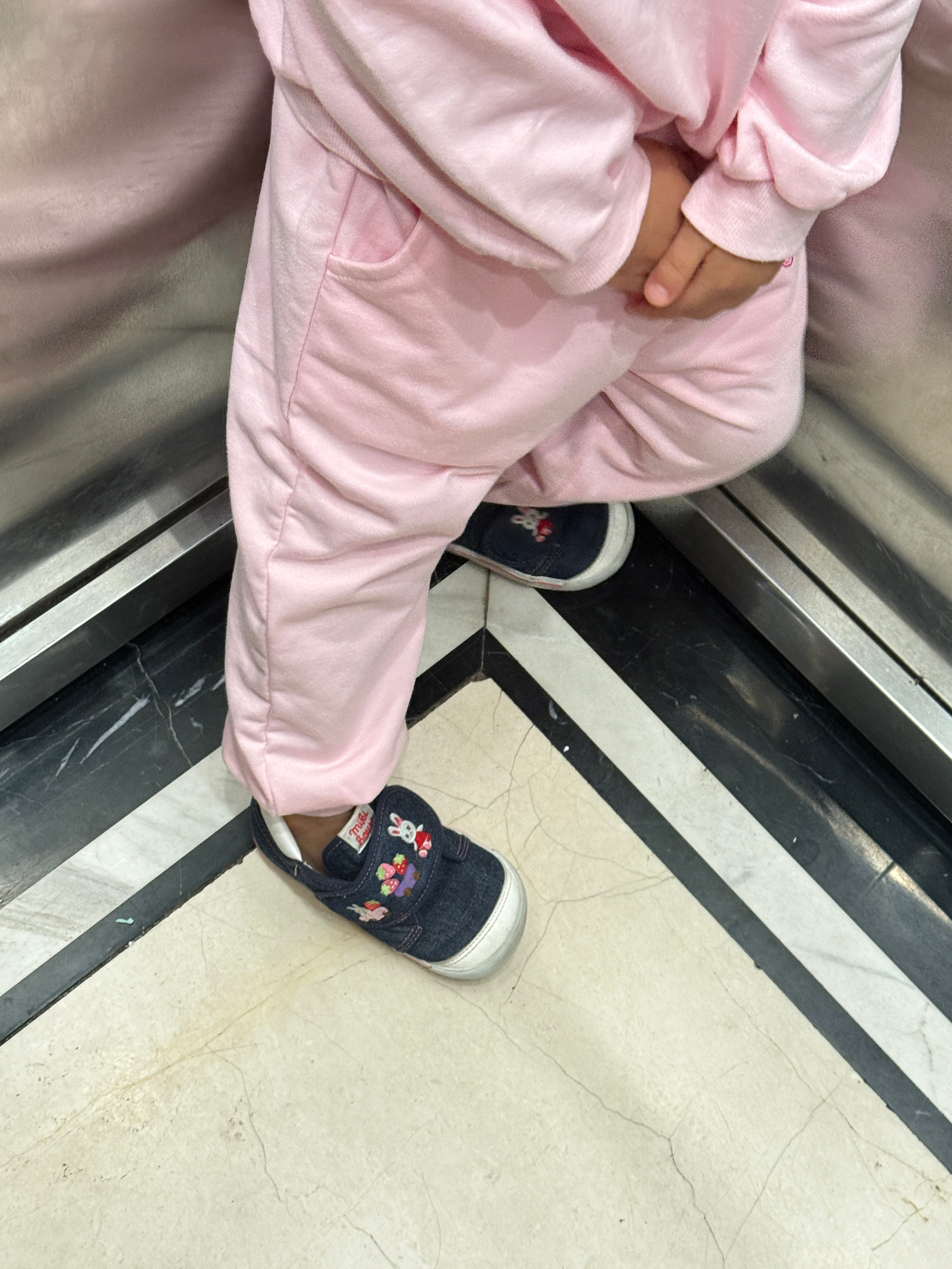 自己穿鞋了，但是完全不影响行动旅蛙忍了一会儿没忍住，说“给你的鞋子做个小小的调整