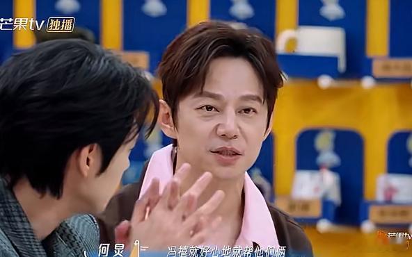 何老师说：“我有一次隔了两星期回家，发现微波炉里的米饭又黑、又油、又亮！”维嘉听