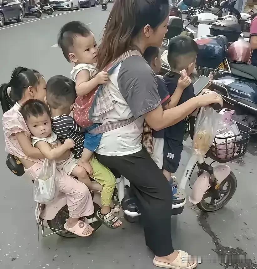 东莞宝妈电动车载6个孩子刷屏，婉拒捐赠，她最想要的只是一处日间托管

一宝妈电动