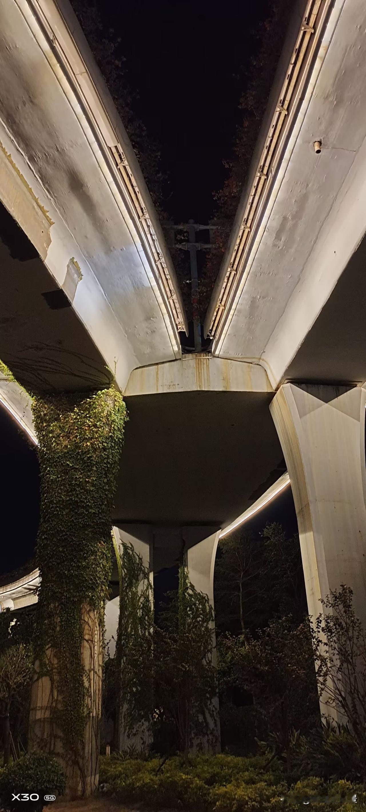 最近看到好多人晒太原的夜景，真的美哭了！“五一”假期好多游客去太原游玩，在社交平