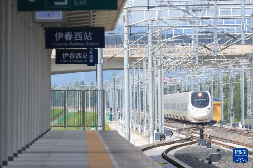 哈尔滨到伊春的铁路旅程，即将从一场漫长的颠簸浓缩为一杯咖啡的工夫。当首趟试验动车