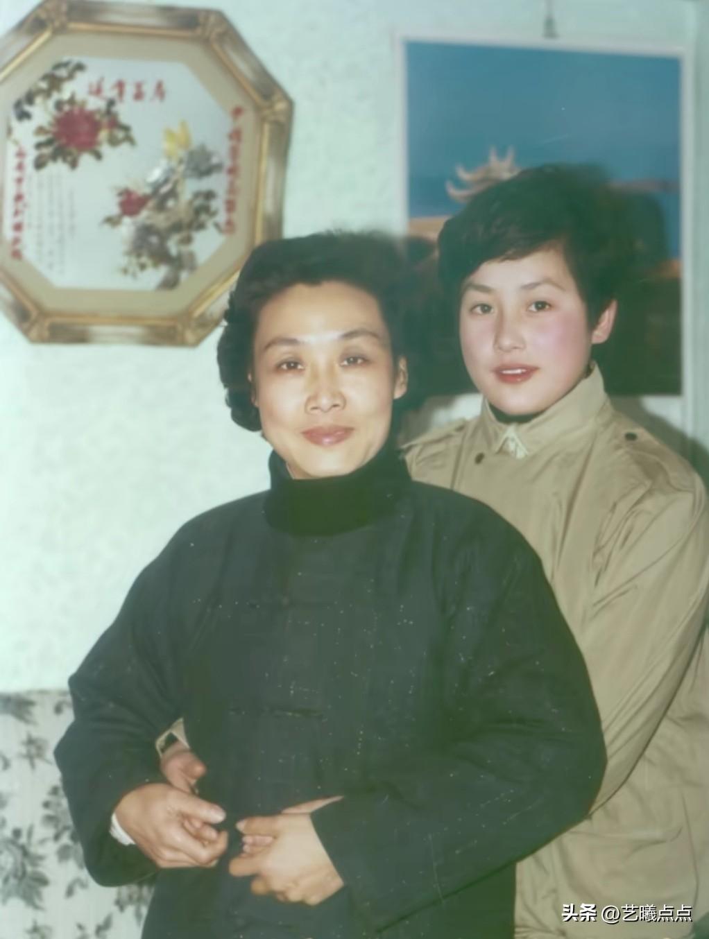 两位不同年代越剧尹派顶尖小生。
就个人喜好而言，我更欣赏尹小芳老师的唱腔。她天生