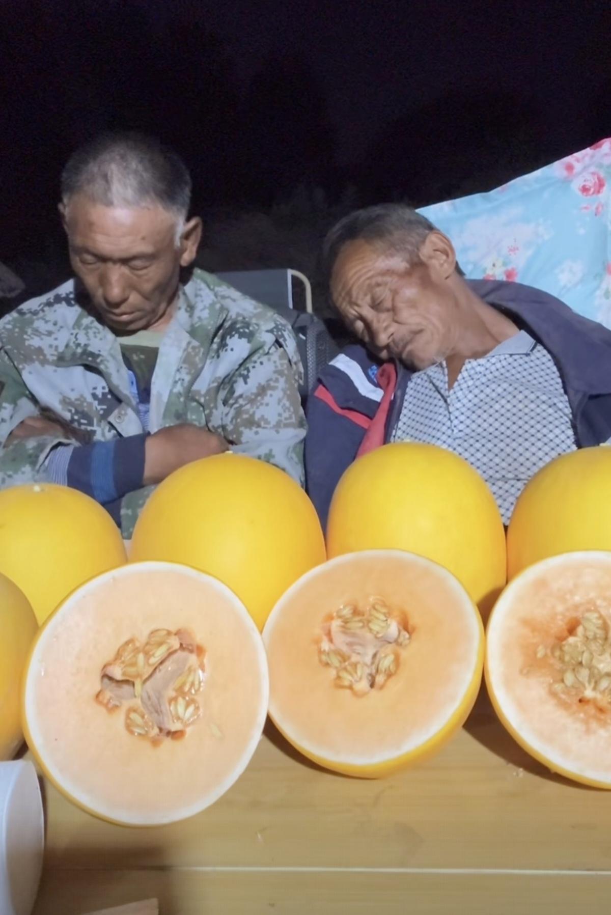 这两位直播卖瓜的老大爷，睡得可太香甜了。睡得比他们的蜜瓜还香甜呀！大晚上的还在直
