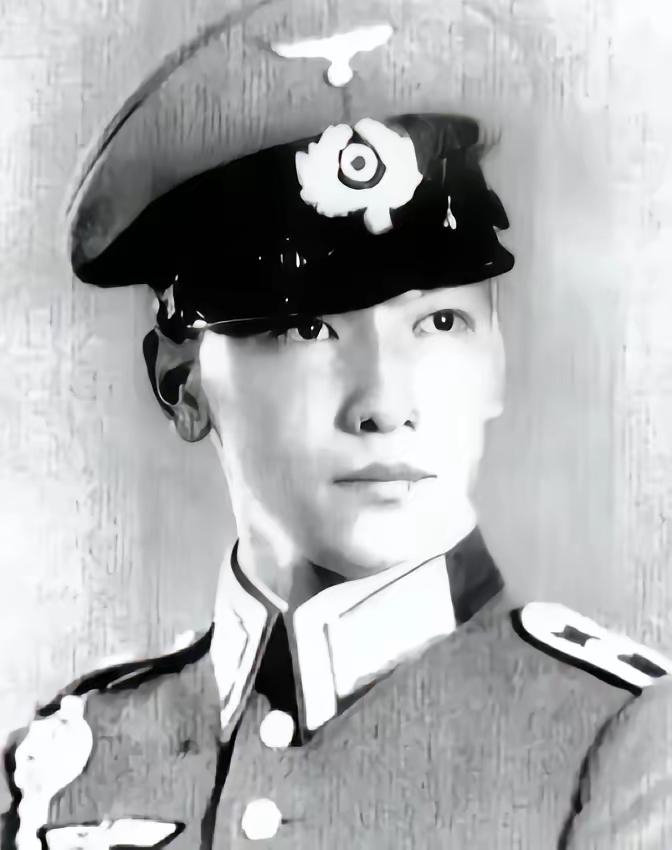 1942年，蒋纬国看到一位美丽的少女，上前和她搭讪：“小姐，报纸能借我看一下吗？