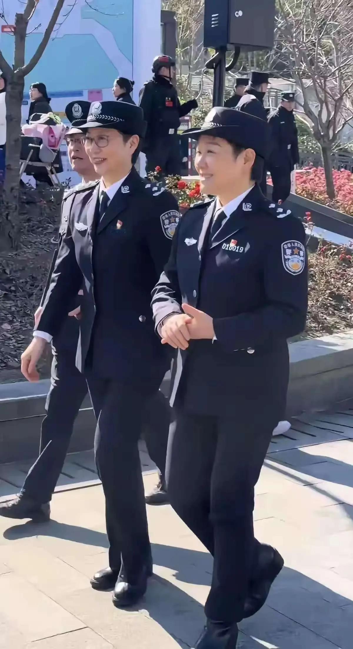 看不懂警衔，光知道穿白衬衣警服的官大[捂脸]，你们觉得谁的资历更高些？