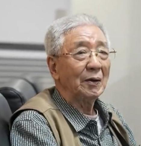 91岁海军老兵参观军舰，却因没有预约被安保人员拦下，情急之下，他拿出1953年的