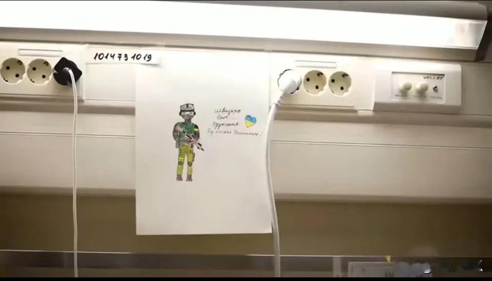 泽连斯基和英国首相苏纳克去医院，看望受伤的乌军，泽连斯基一脸的悲愤，苏纳克笑容满