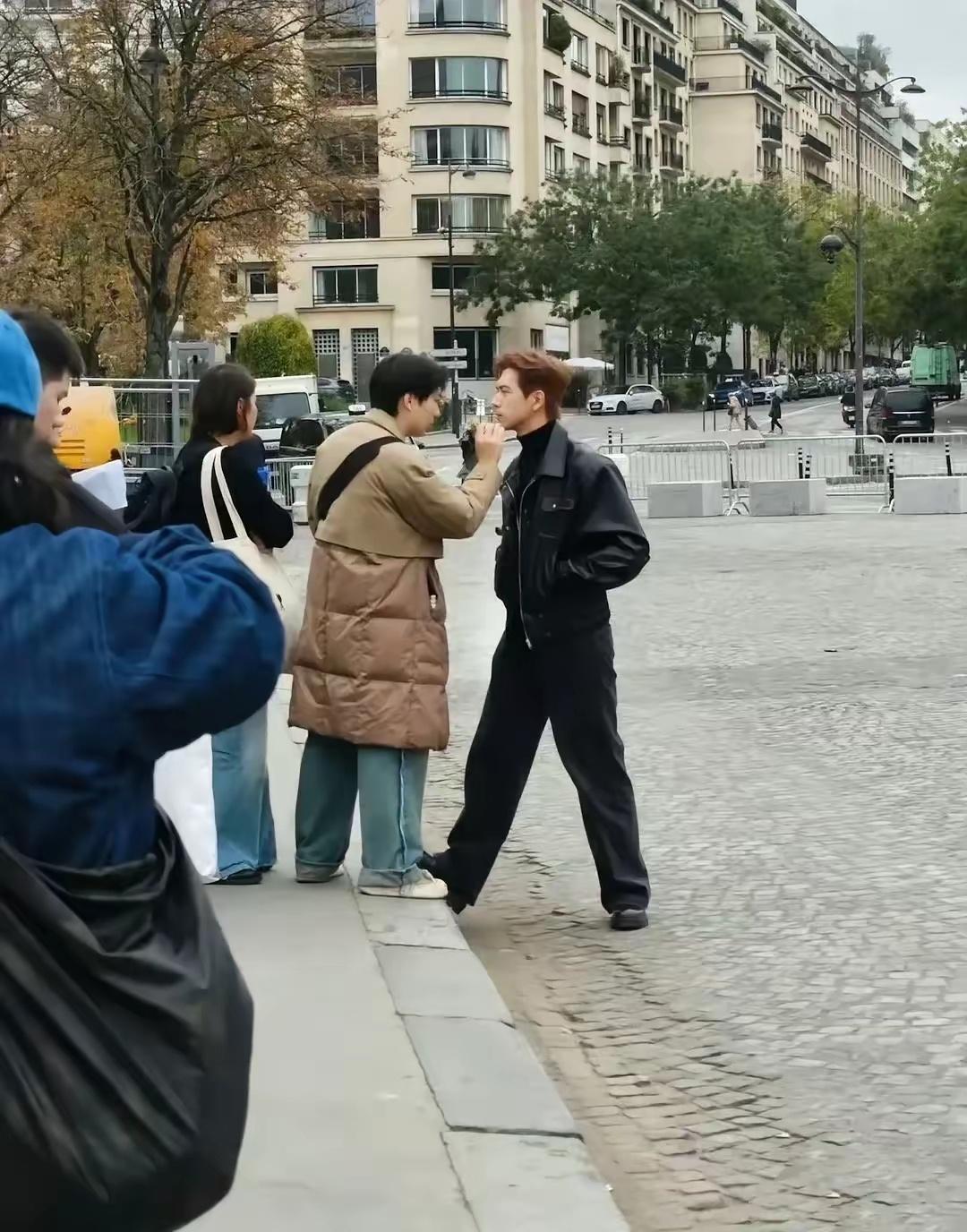 李现也算是很火的艺人了吧，没有想到化妆就是在马路边上就开始了，真的很接地气了 