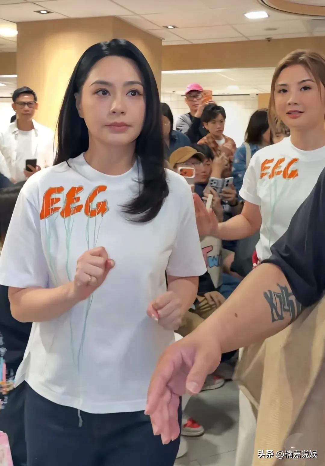 阿娇和阿萨在香港一间麦当劳做活动，都说时光不饶人啊，可是却偷偷的饶过了她们。
俩