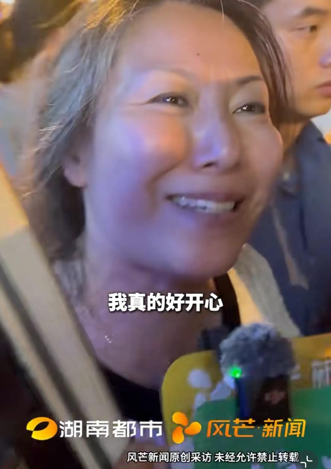 紫雅妈妈终于笑了，

女孩被害两年多以来，第一次看到了紫雅妈妈的笑容。

今天的