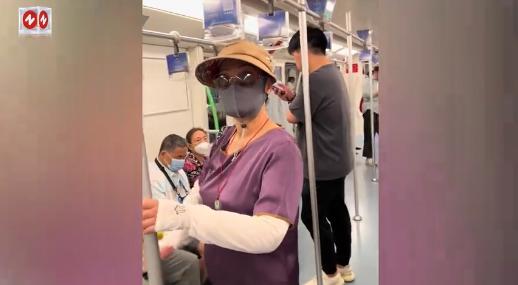 “吵翻了！”7月24日，上海，2名老人上了地铁后，要求年轻人让座，获得座位后，又