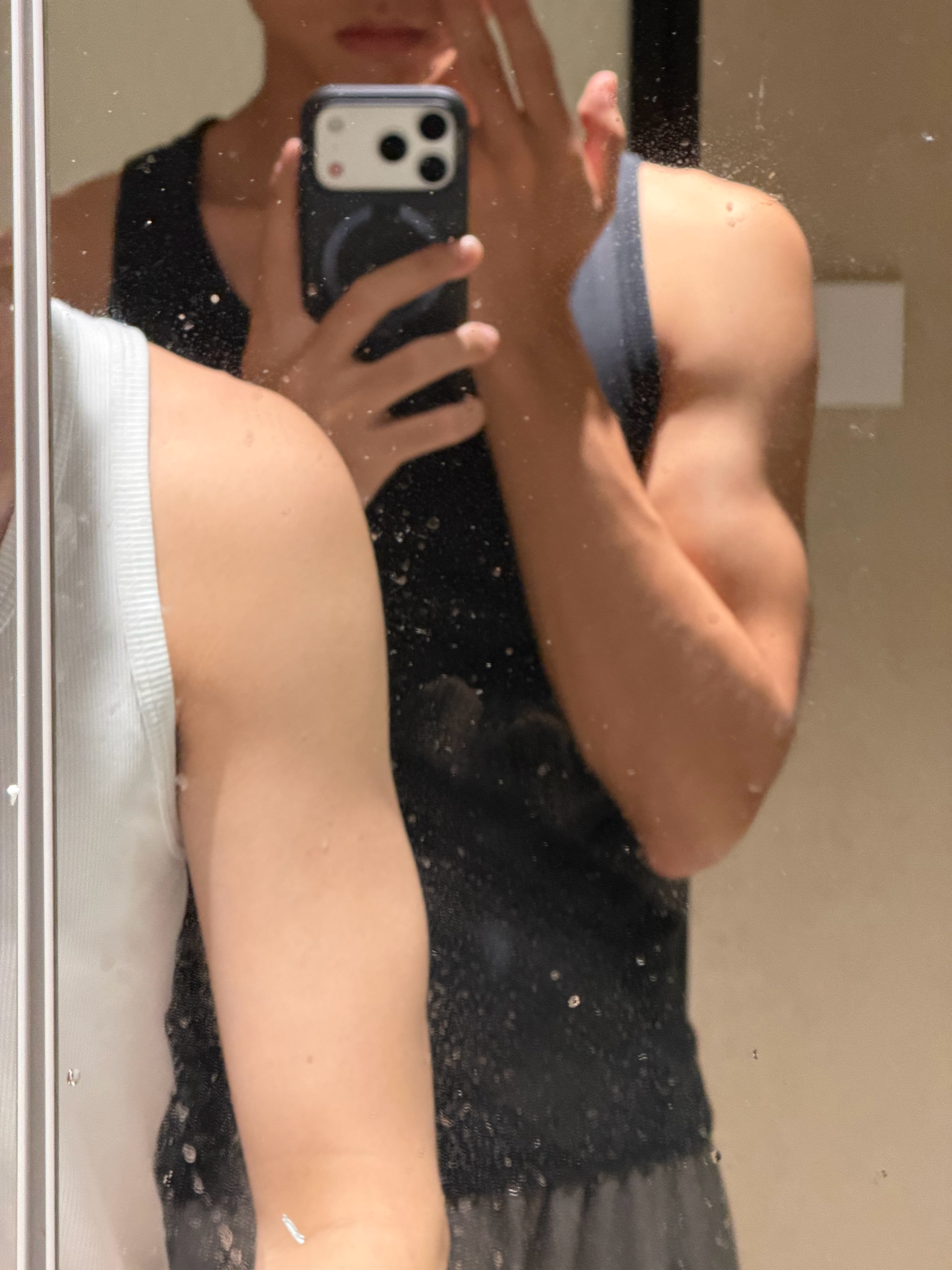 涂面膜时这个灯光一照发现练得手臂肌肉已经很明显了[努力] ​​​