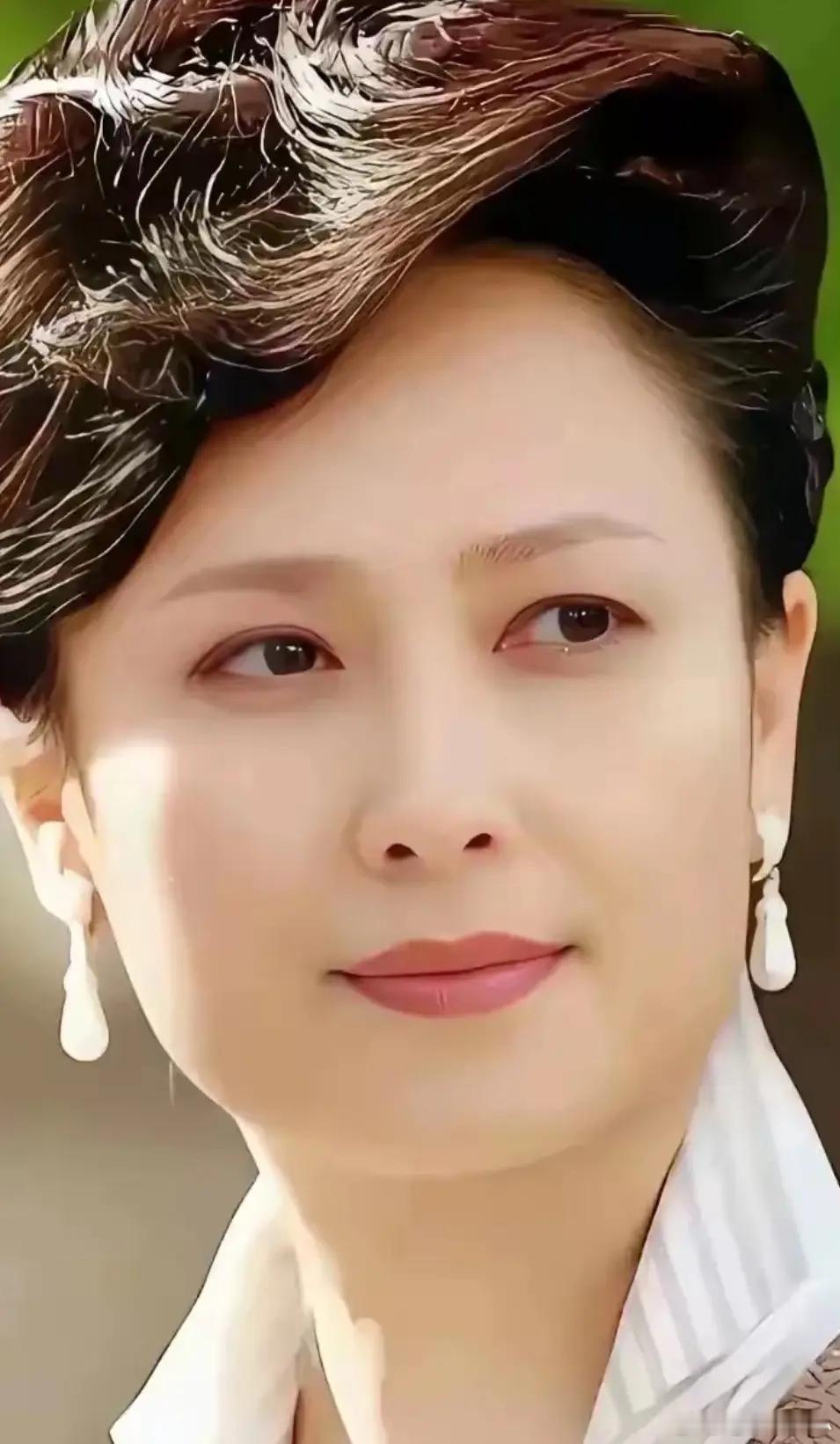 60多岁的女演员左翎，眼眸深邃，像熟透了的水蜜桃，气质高雅 