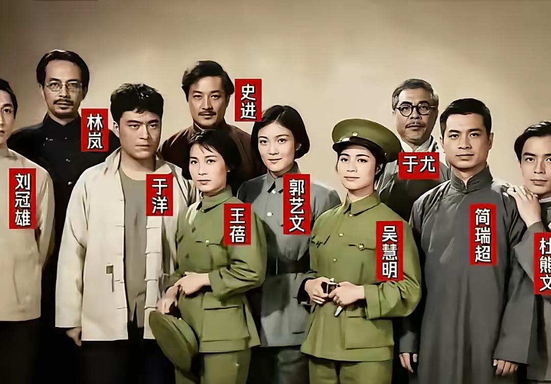 1965年，电影《大浪淘沙》主要演员的珍贵合影。
这部电影1965年就拍完，却被