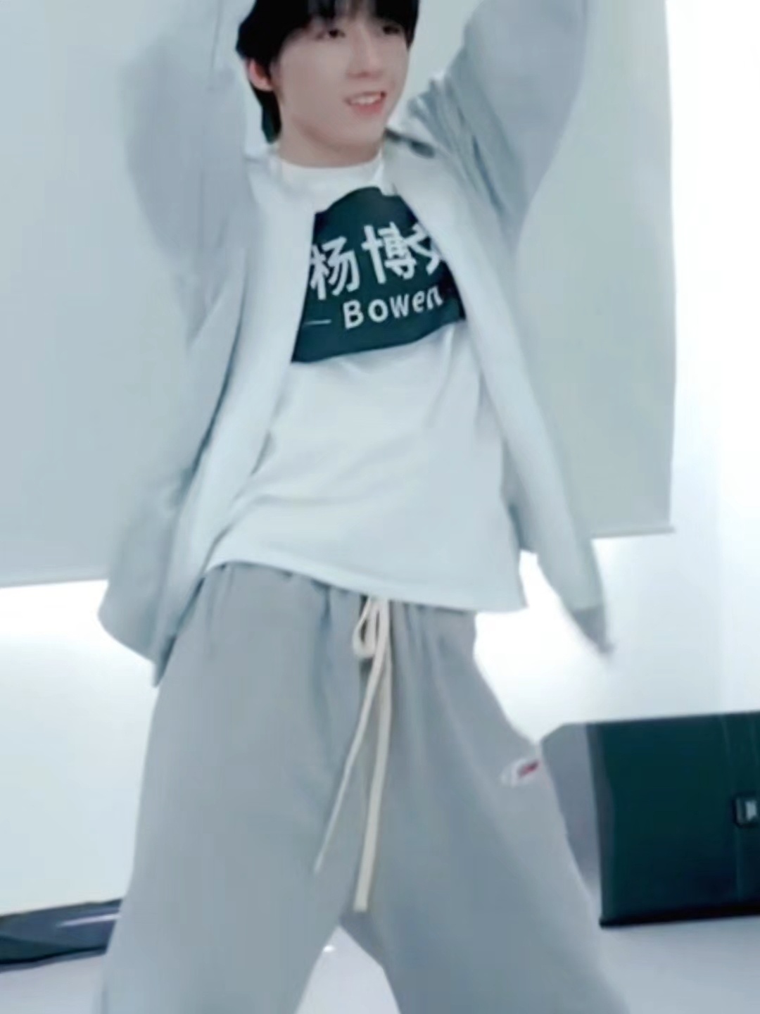她太会扭胯了 