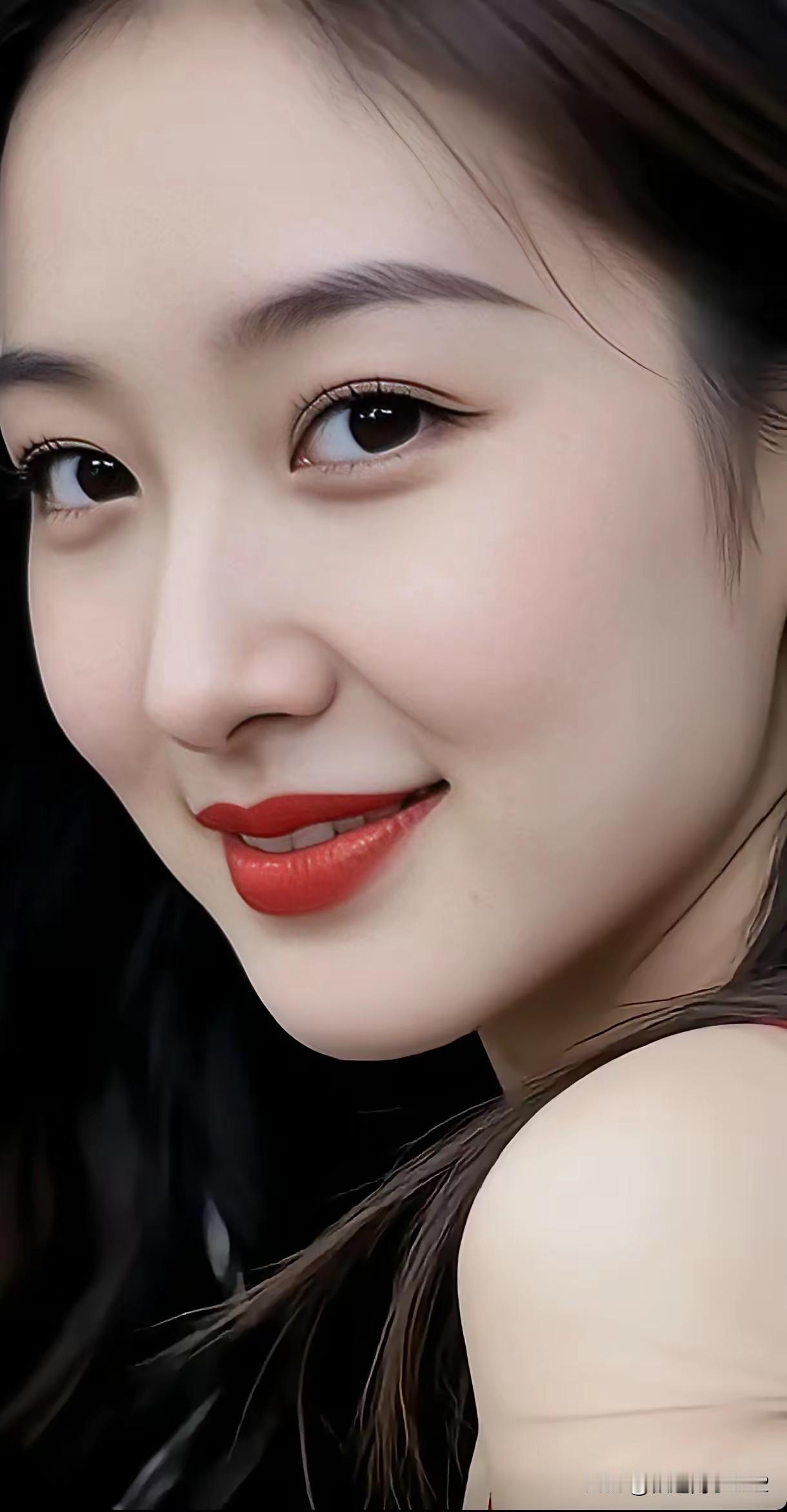 有钱就有了美女，这很正常。有了美女，不一定能有钱，说不定美女因为没有钱离婚了。就