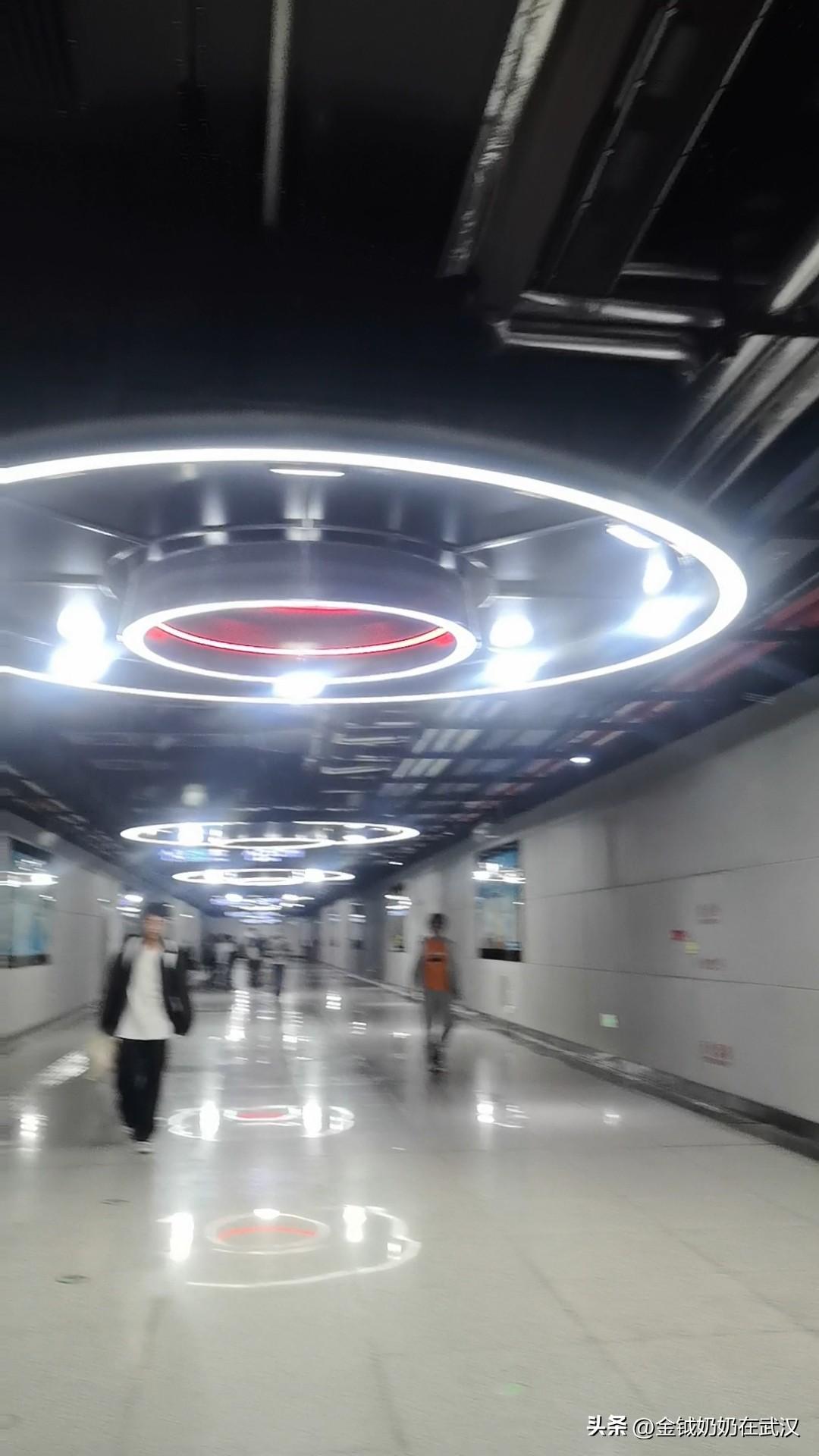 前晚我入住一家酒店。
呼喊两声小度小度，可爱的小度马上说，我在呢！需要为你服务吗