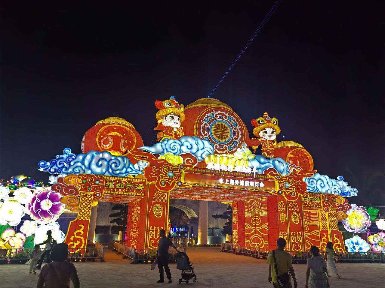 2026年上海外滩迎春灯会，绚丽多彩，人潮涌动！
