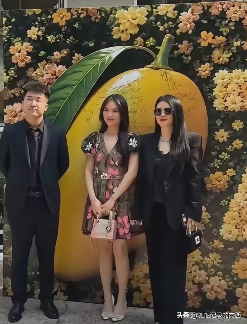 李湘都50岁了 ，女儿长得越来越大方了，个子竟比妈妈高出一小截，感觉李湘是什么风
