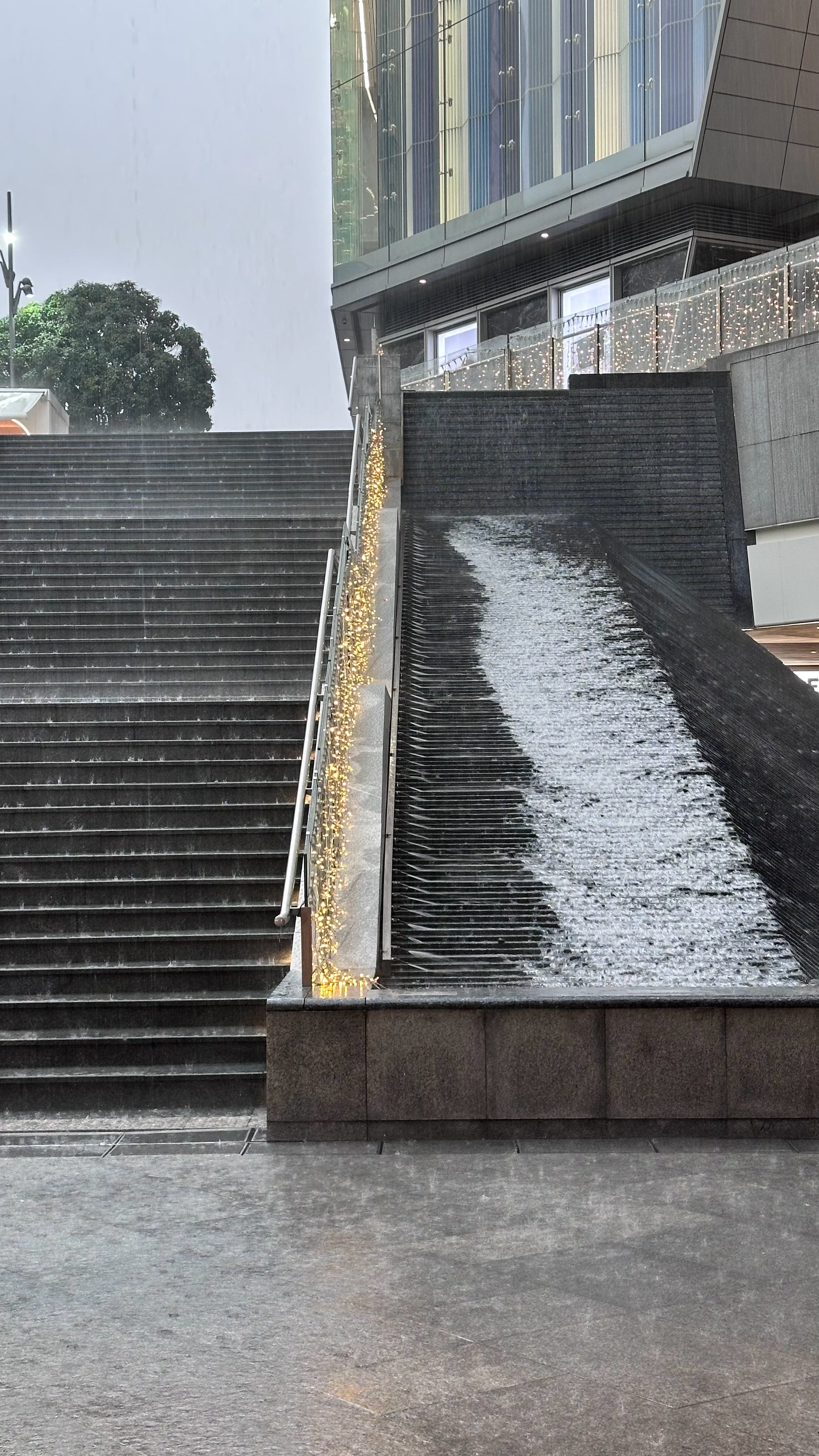 随手拍一场雨把我困在这里 昆明·恒隆广场