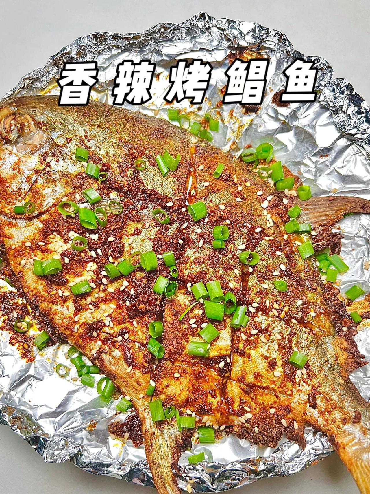一定要让商家帮你s好鲳鱼，自己回来会弄很久
食材：鲳鱼、粗辣椒面、细辣椒面、生抽