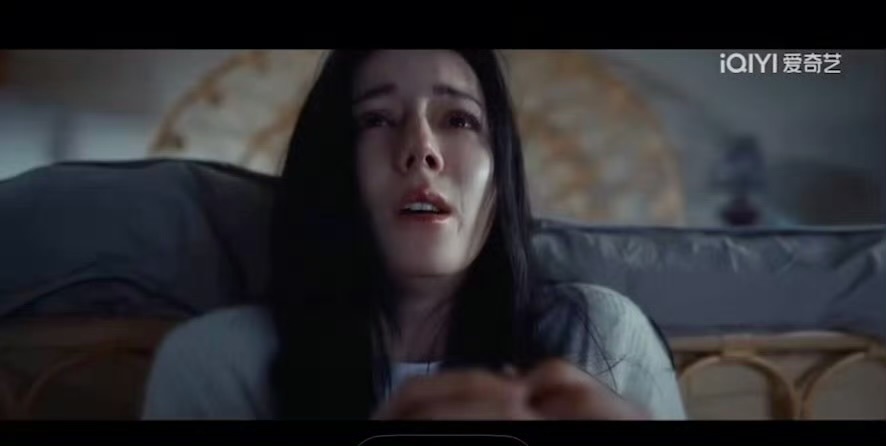 迪丽热巴哭得满脸泪痕，哭戏感染力也太强了！卫蓝不哭