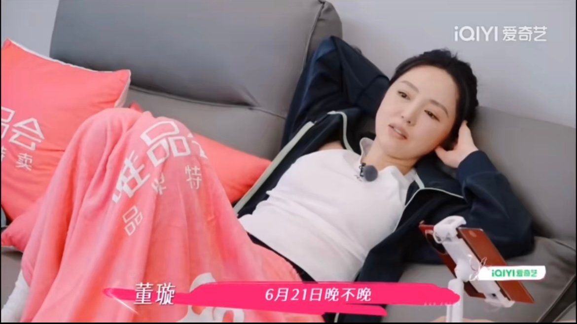 张维伊对董璇撅嘴黑脸 看《姐姐当家》这段真觉得没必要较真！俩人讨论婚礼意见不合，