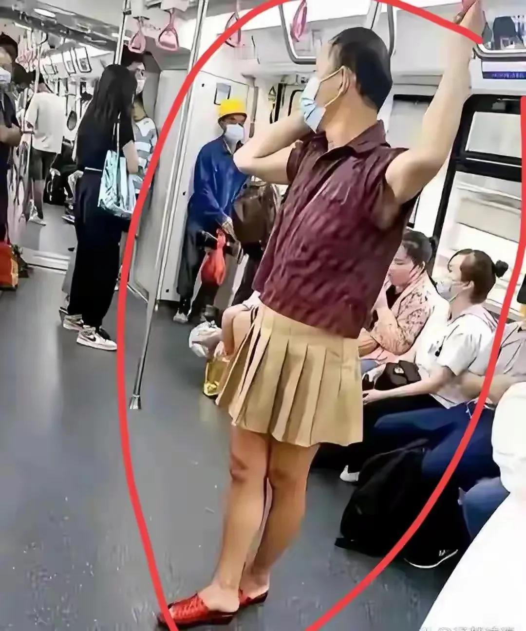 地铁车厢里的这个男子穿衣太有个性了！据网友透露，在一趟地铁车厢里，看见一个中年大