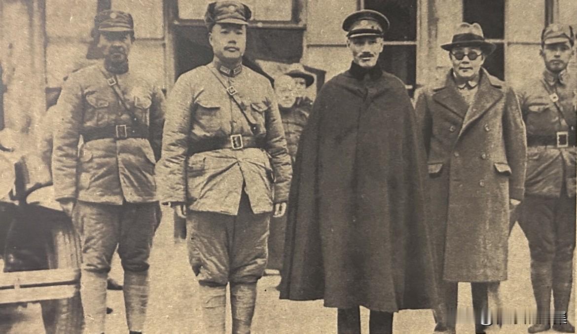 【老照片背后的故事149】
1933年3月19日，保定火车站，张自忠（左一）、宋