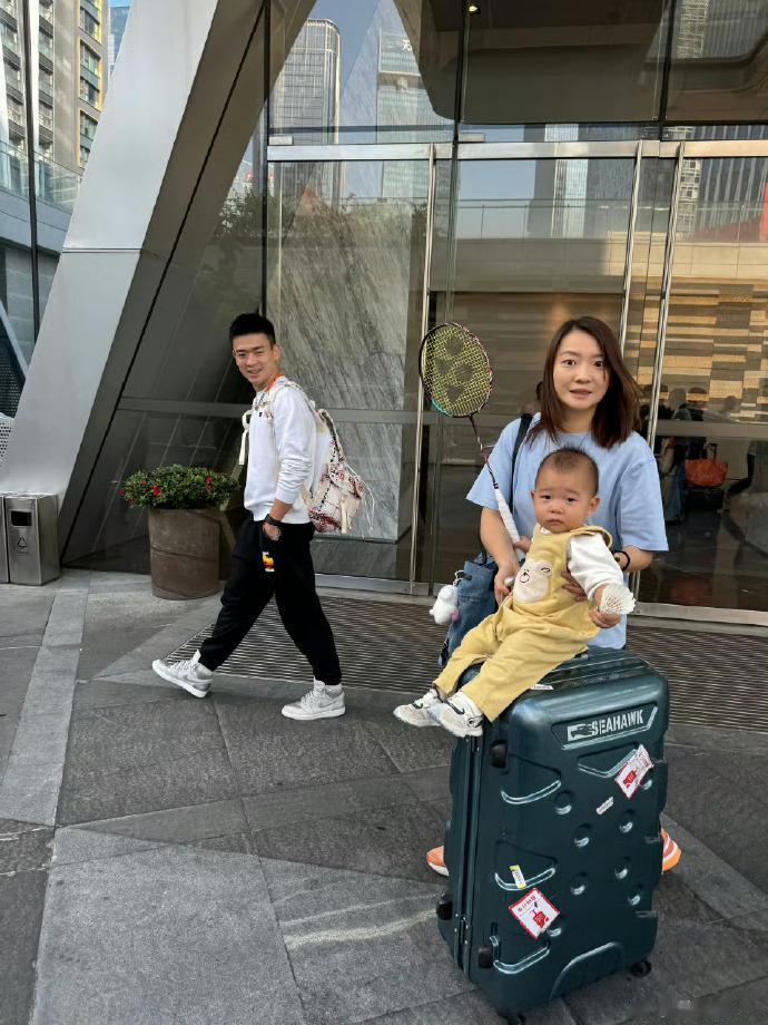 #羽毛球#黄雅琼像带孩子的亲妈，郑思维像是个过路人，哈哈哈哈啊哈哈！
PS：坐在