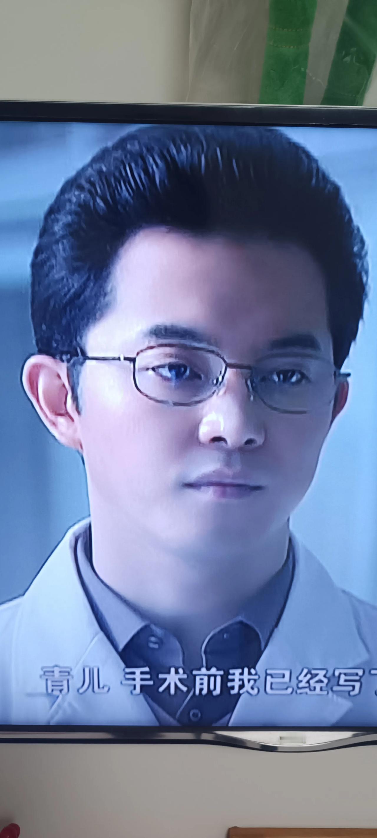 这个人是沙溢吗？好年轻！好帅气！这部剧叫《甜蜜蜜》，里面还有邓超和孙俪两口子呢！