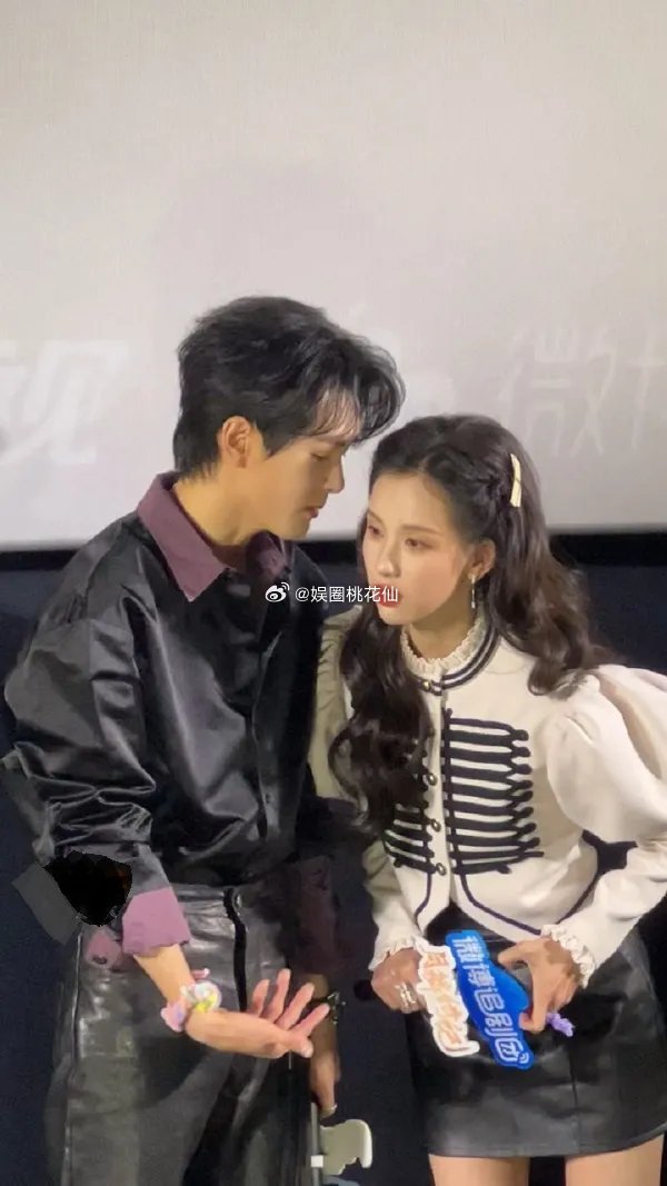 陈都灵和鞠婧祎同场出席活动，双双选择经典黑白穿搭，气质清新又显年轻。陈都灵身穿黑