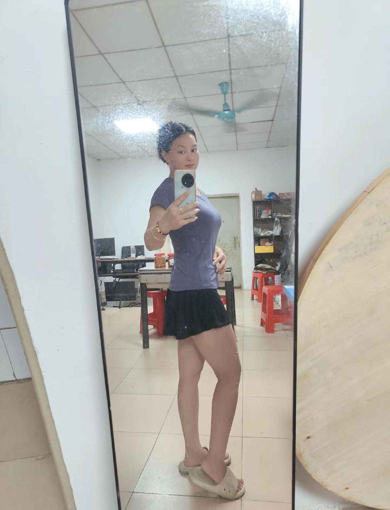 呀，借肩膀来靠一下呗，今晚锻炼前后拍的哈😄记录一下暴汗过后的我，一身的汗也一样