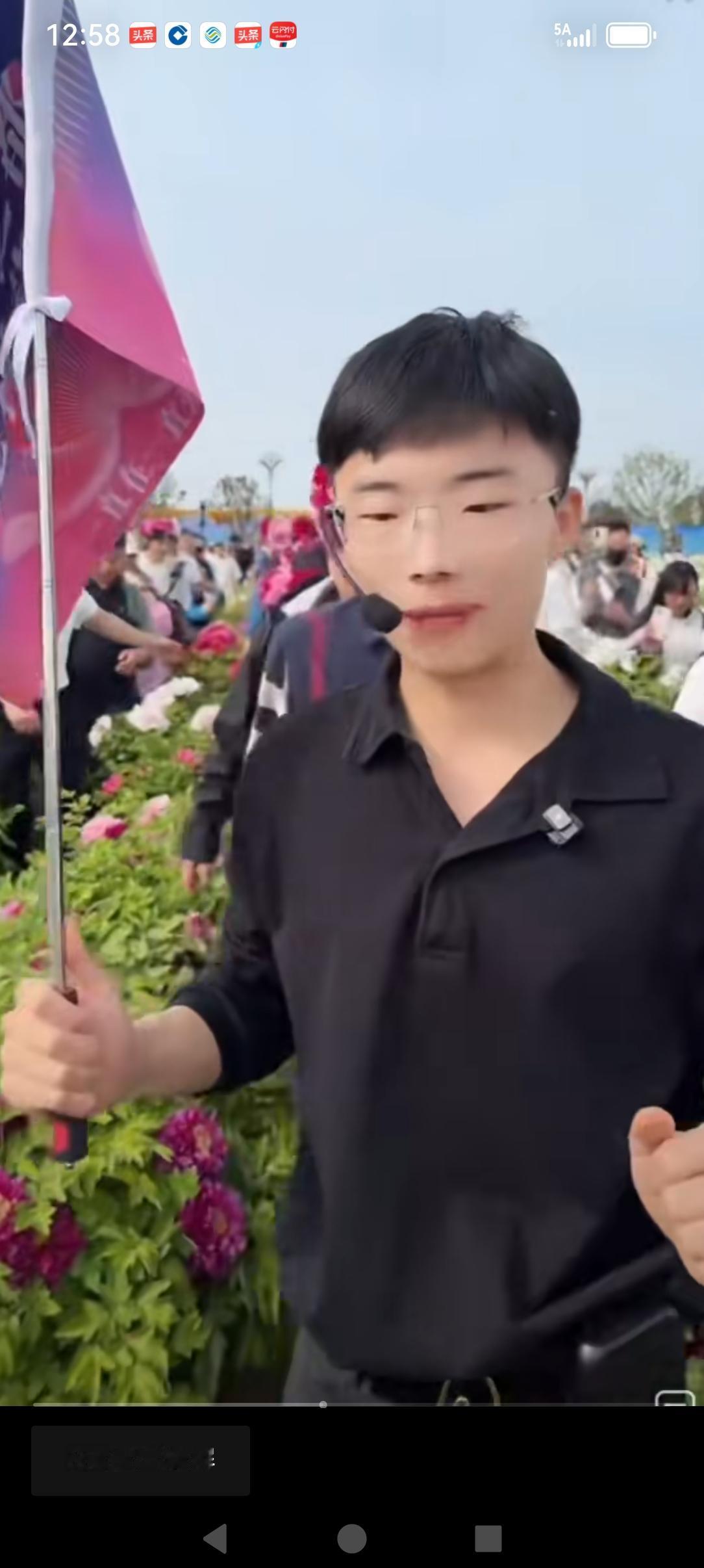 郭有才老家的牡丹花盛开了，这两天他也是没有闲着，还回到老家菏泽去为游客们当起了导