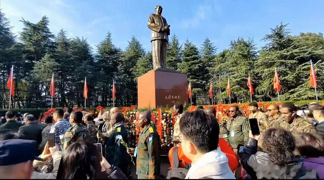 来我国学习的国外军官前往韶山拜谒毛主席铜像！纪念毛主席诞辰130周年！