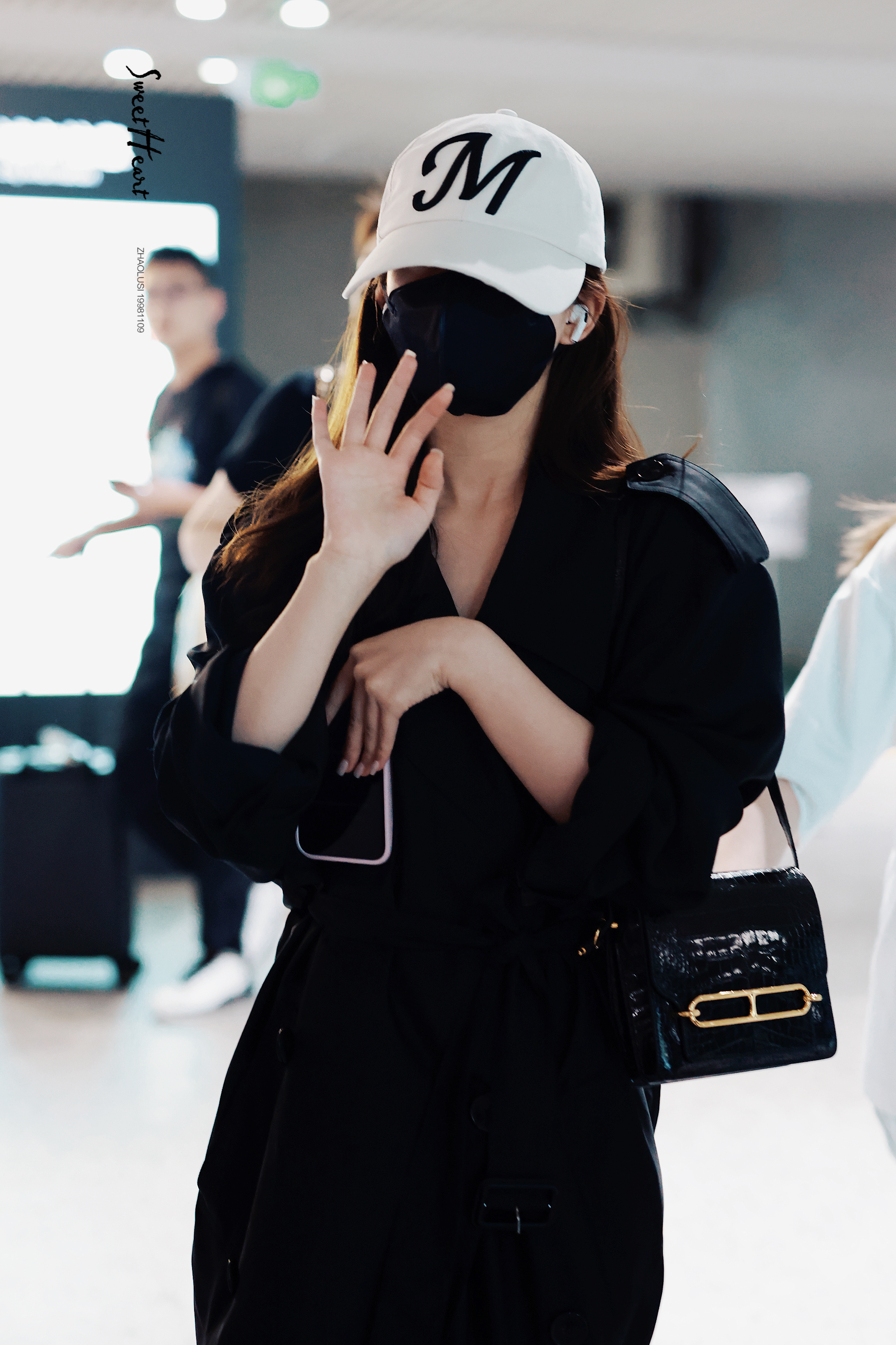 #赵露思[超话]# [兔子]#赵露思神隐# 230815 sha🛬回来咯​​​