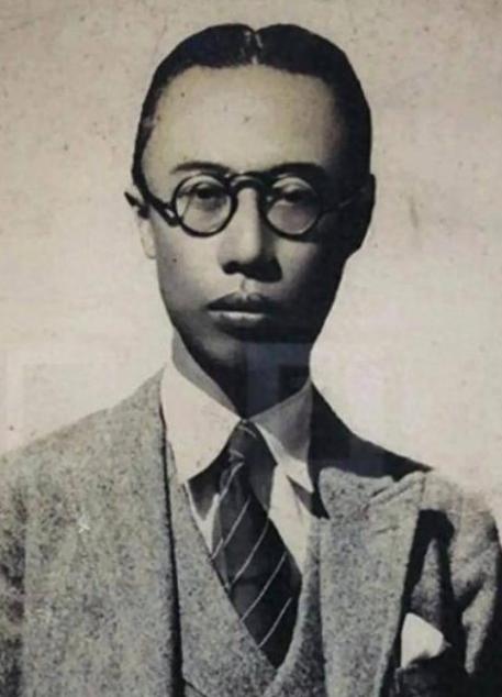 晚上，十几个宫女把12岁的溥仪摁在床上，一开始，溥仪觉得新鲜，还很兴奋，可玩久了