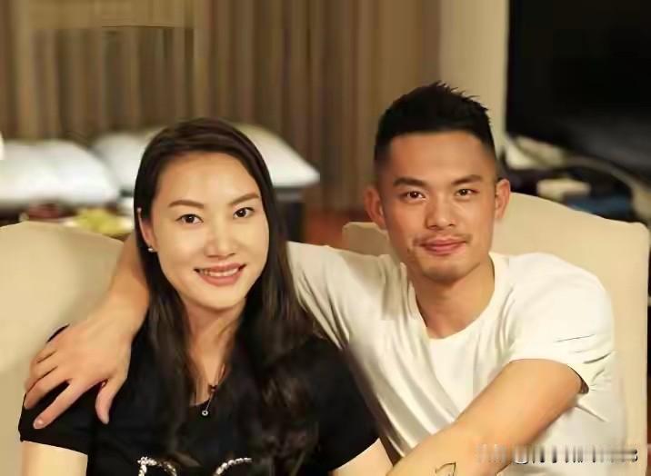 这对明星夫妻好恩爱啊，以前看到他们参加活动拍照时总是一脸的严肃，还站的比较远，没