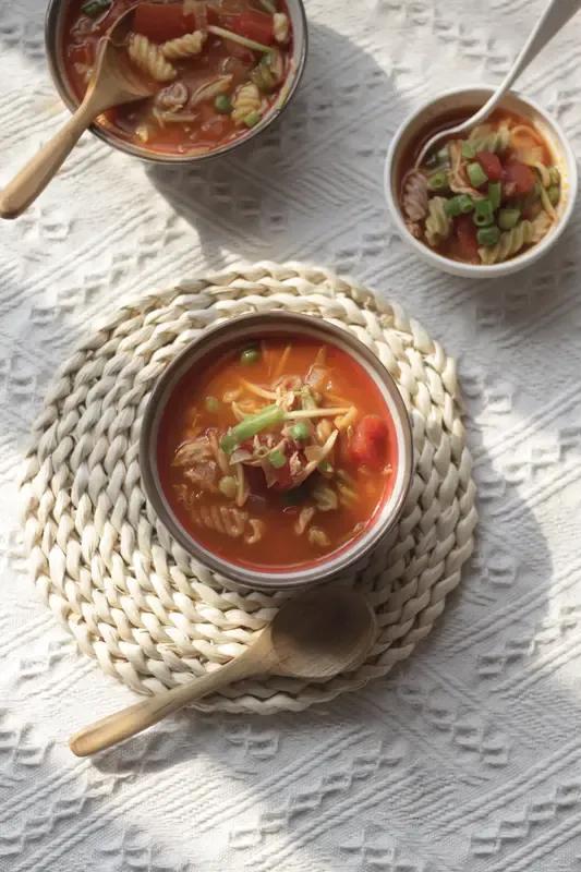 深夜食堂
凌晨1点，加班回家，发现楼下小吃摊还亮着灯。
老板笑着说：“最后一碗面