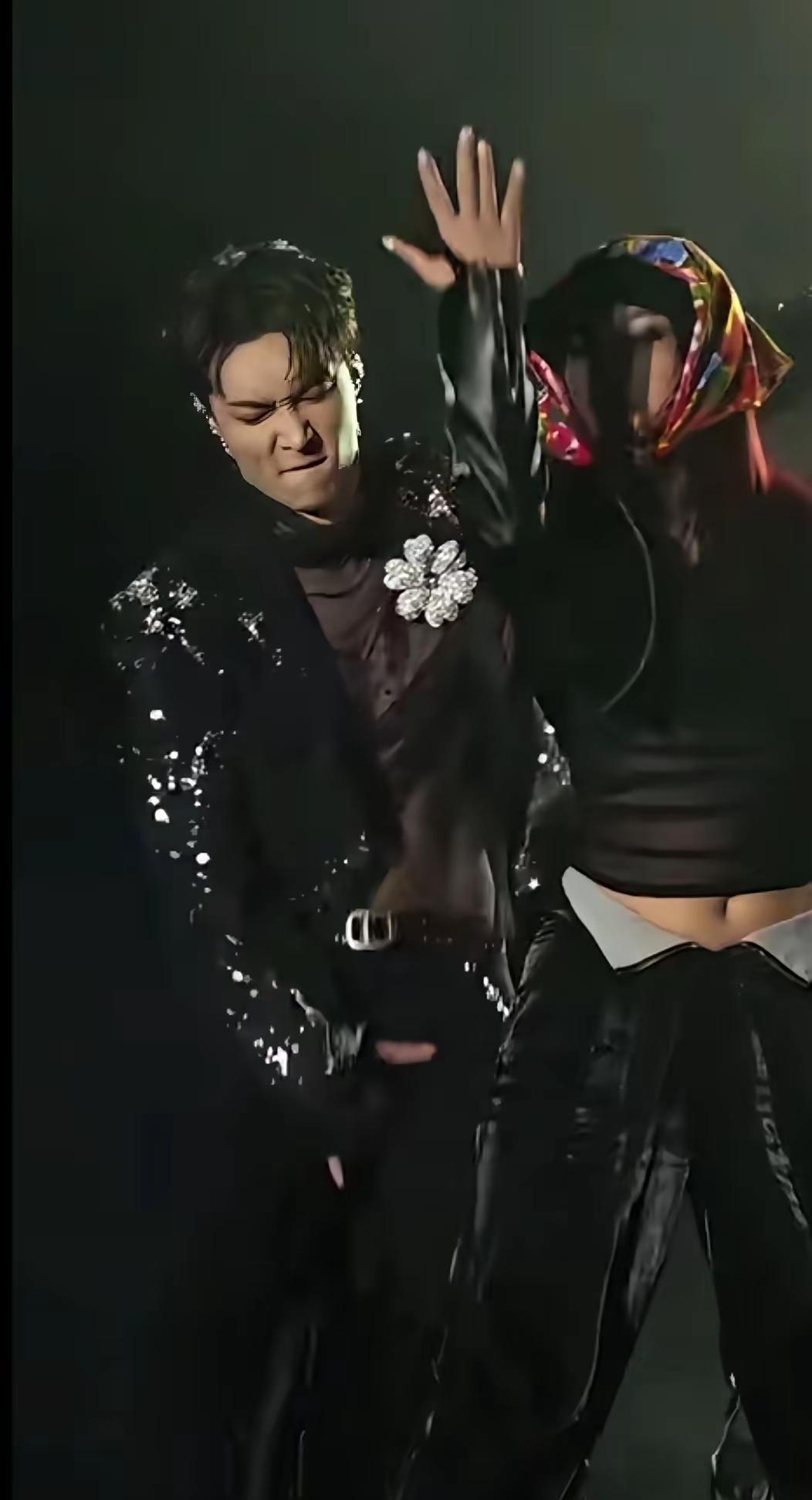 [吃瓜群众]“著名留学生”张艺兴，最近“穿蕾丝[黑线]”翻唱《大花轿》大🔥，算