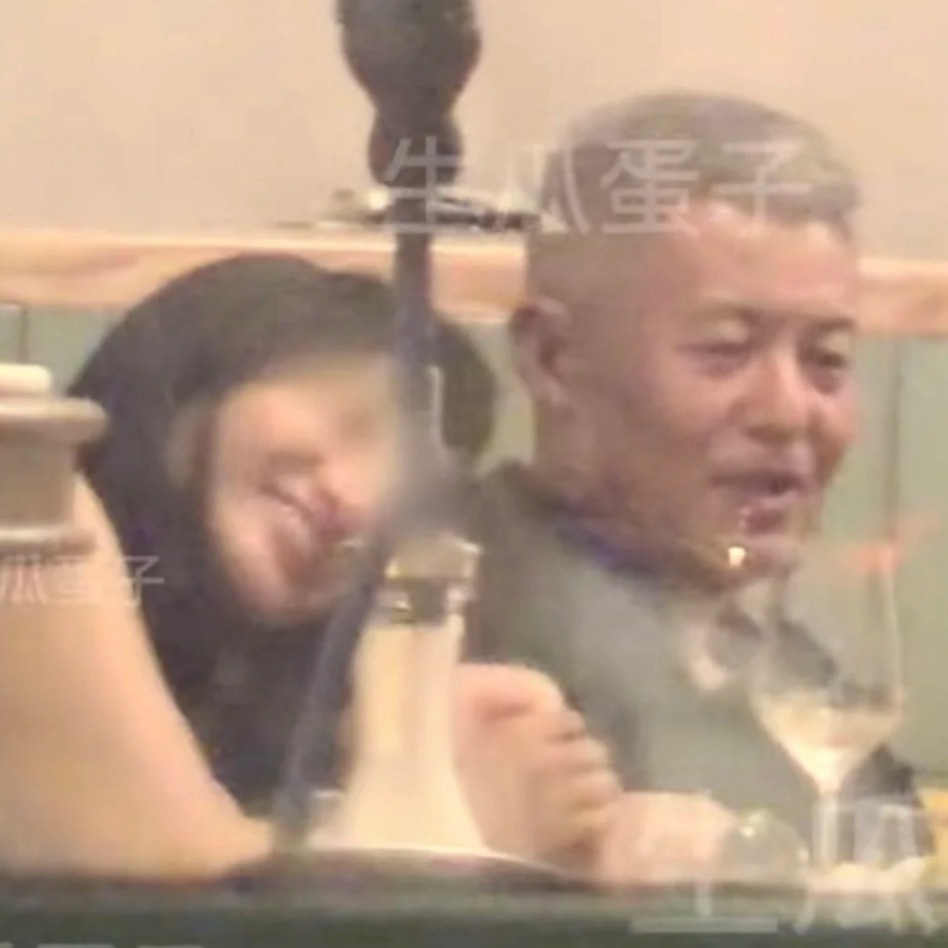 只能说网友拍得太清楚了美女的确粘上了孟桐，而孟桐也没有拒绝，其实作为孟桐来说他是