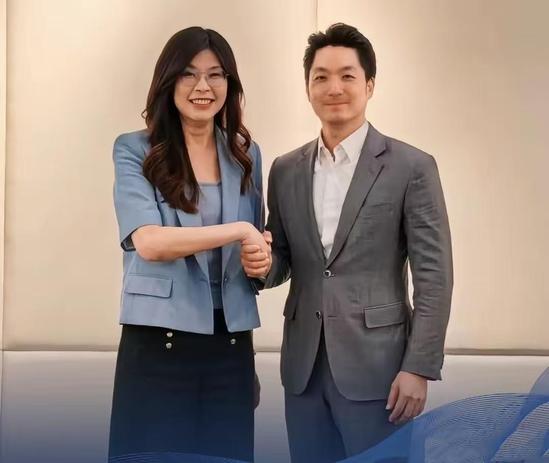 蒋万安最近这波操作，

我特意翻了翻最近的新闻，

不查不知道，一查发现这小子确