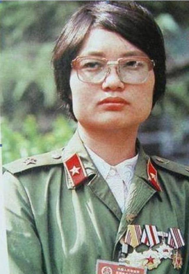 1986年，一个女医生被哨兵拦住，要求出示通行证，没想到，她直接掏出一颗手榴弹：