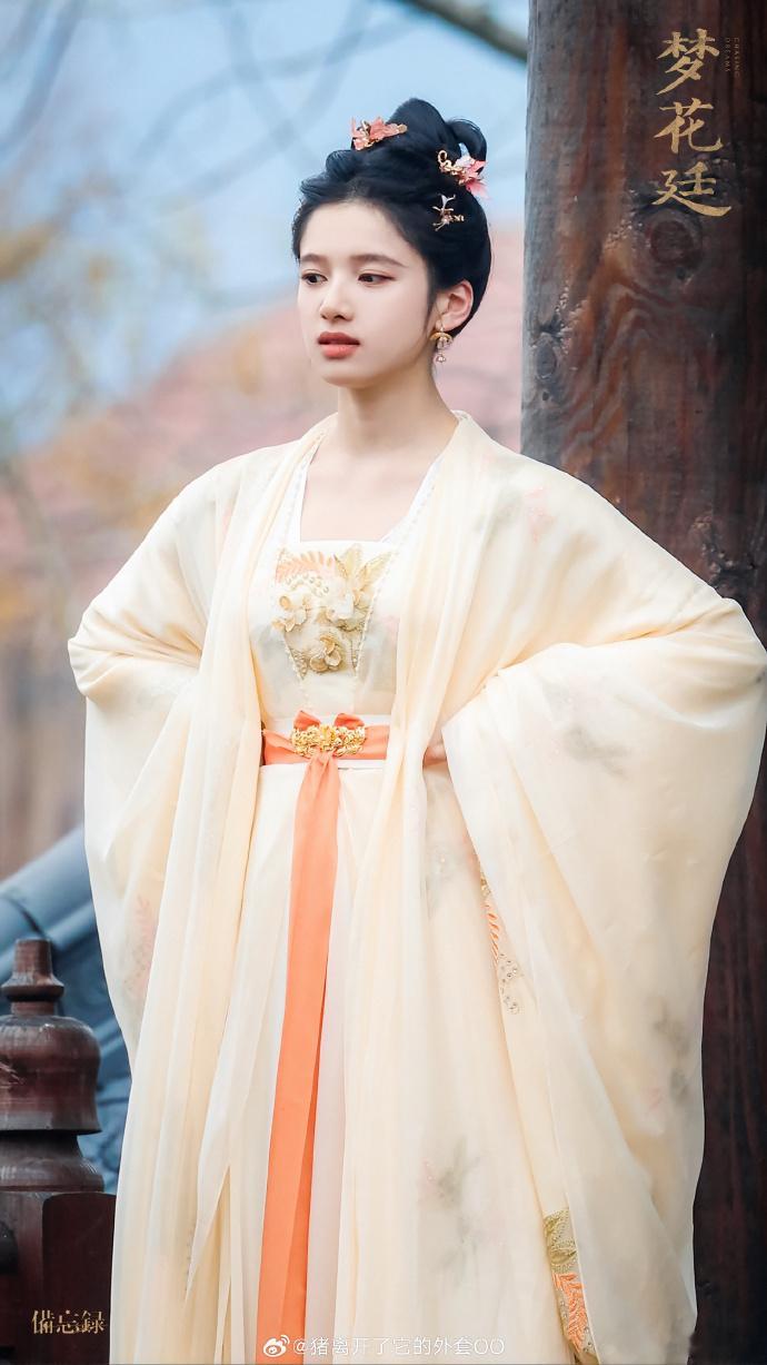 张婧仪梦花廷新公主造型路透 ​​​张婧仪梦花廷清新俏丽公主look ​​​ 张婧