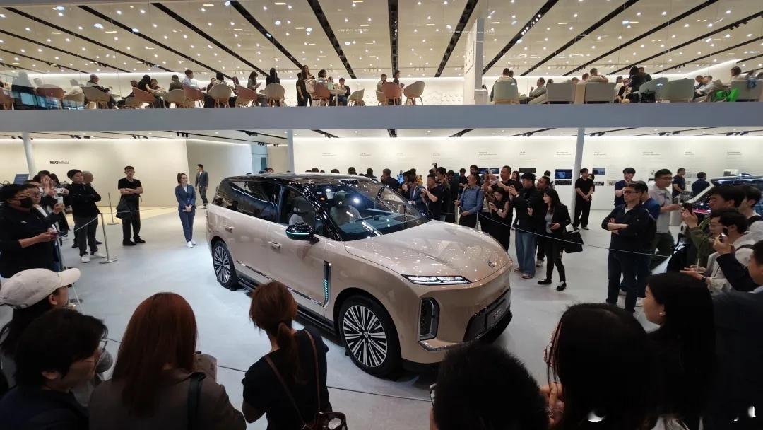 今年北京车展，大车扎堆、风格趋同，大三排与大五座已成必争战场。当多数品牌还在靠参