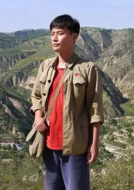 1973年，知青刘朝旭被推荐上大学，临走时去找队长告别。没想到，在他家窗前，听到